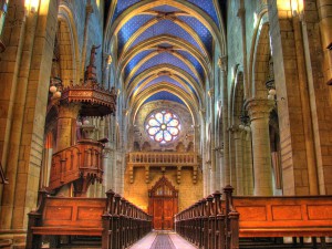 1280px-Intérieur_de_la_collégiale_de_neuchâtel